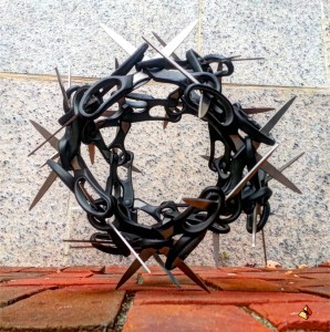 09 Scissaurus Truncubus comprises nothing but 24 pairs of scissors of the same make and size